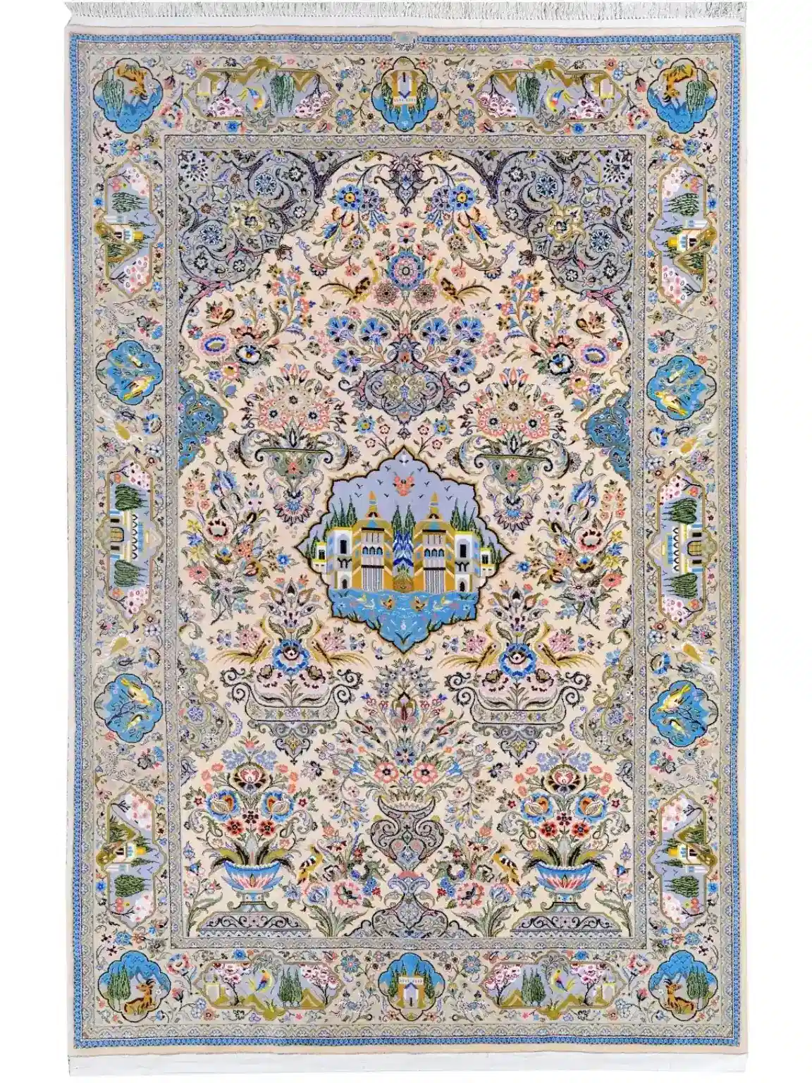 Vue complète du tapis de Kashan Bagh-e Behesht à champ ivoire, pavillon, vases fleuris et bordure picturale