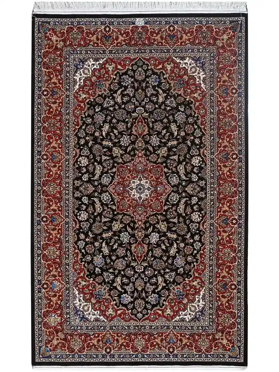 Vue complète du tapis persan Lachak Toranj de Kashan avec champ sombre, médaillon rouge et bordure florale rouge