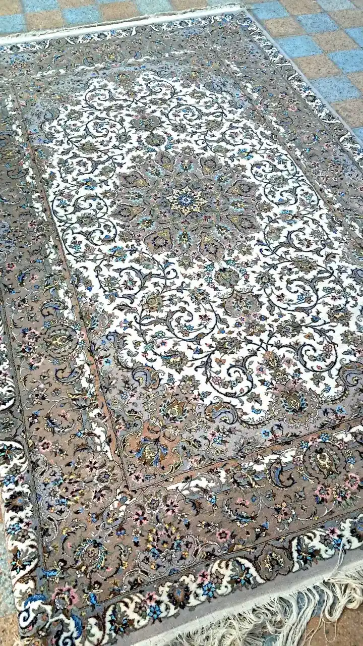 Vue complète du tapis de Kachan noué main PRR-KH-030 Imperial Isfahan Medallion, champ ivoire et bordure florale taupe