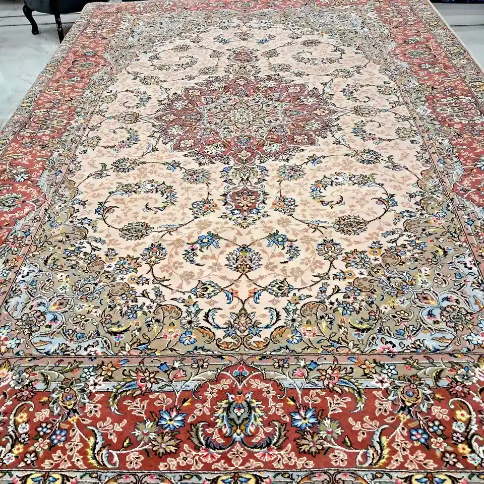 Vue complète du tapis de Kashan fait main PRR-KH-031 Médaillon Royal d’Ispahan, champ pêche chaud et bordure florale rouge rouille