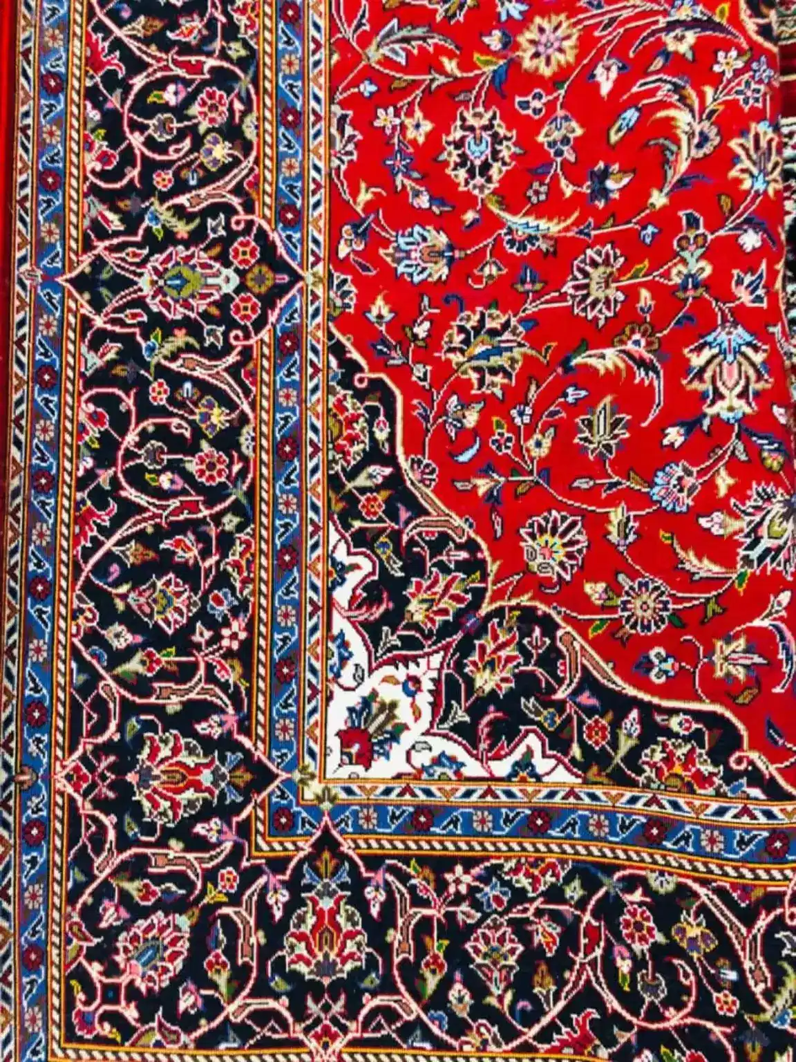 Vue détaillée vérifiée du tapis de Kashan fait main PRR-KH-036 Héritage impérial rubis, champ rouge rubis et bordure florale sombre