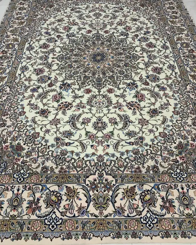 فرش دستباف پشم و ابریشم نائین — لچک ترنج گلدار عاجی, PRR-NN-021