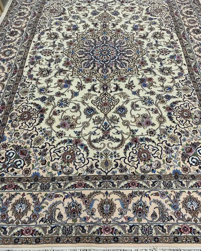 فرش دستباف پشم و ابریشم نائین — ترنج گلدار عاجی دورنگ, PRR-NN-036