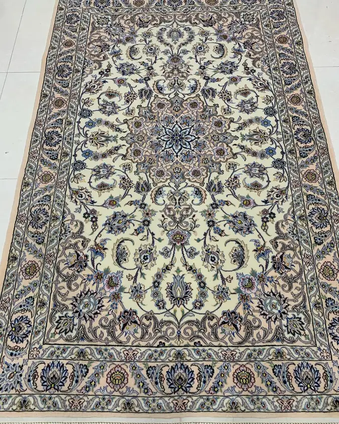 فرش پشم و ابریشم نائین — ترنج گلدار اسلیمی عاجی, PRR-NN-037