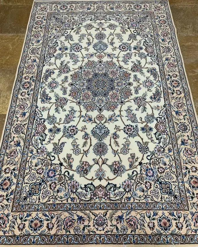 فرش پشم و ابریشم نائین — ترنج گل‌رز عاجی, PRR-NN-100