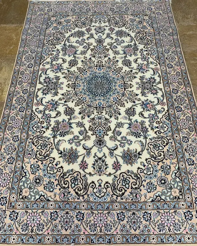فرش دستباف پشم و ابریشم نائین — ترنج گلدار عاجی آبی, PRR-NN-102
